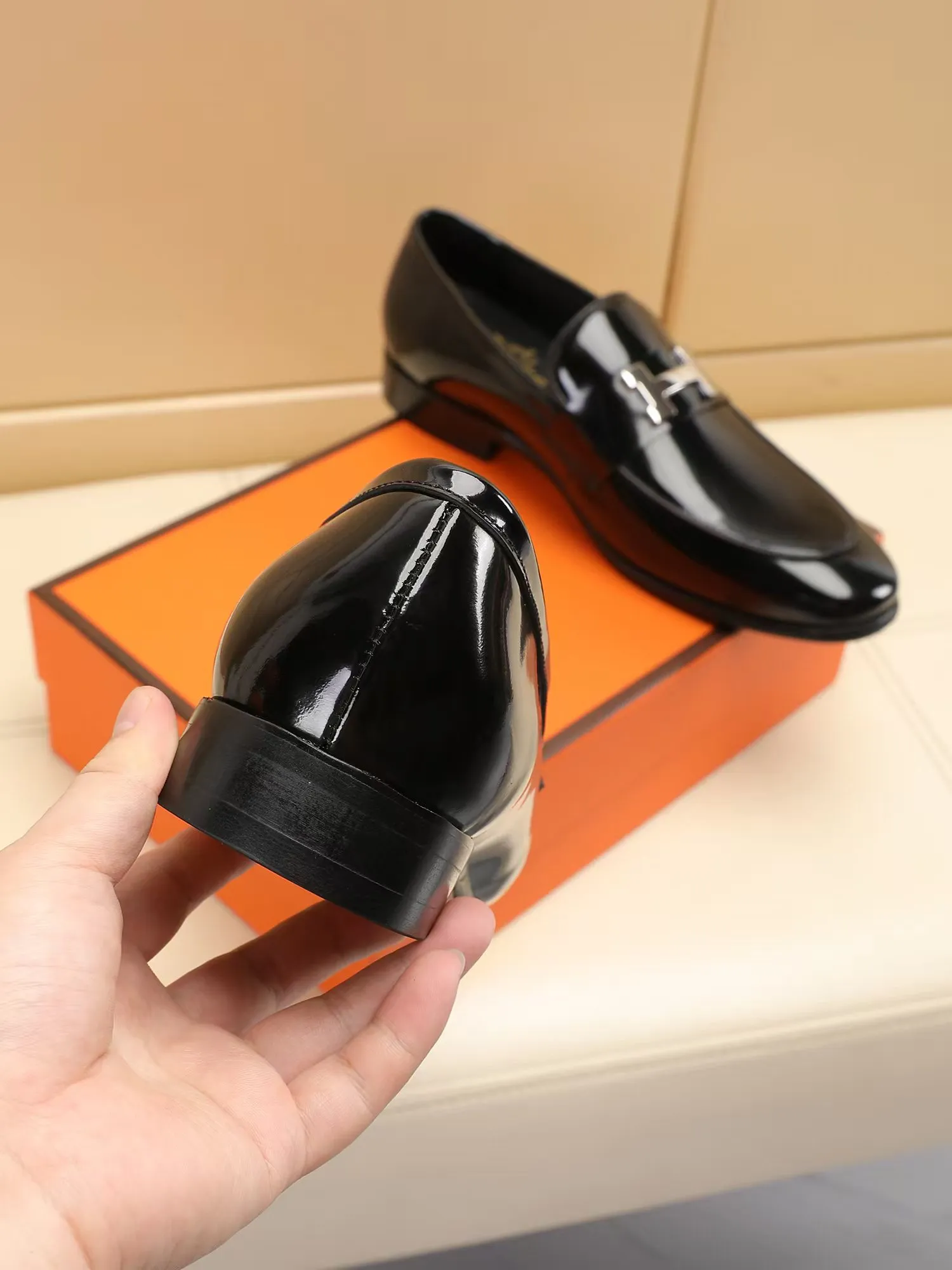 Factory price 460💶[HERMES] (cowhide lining)🍀Italian top luxury🍀He does not pursue novel styles and gorgeous colors, but attracts the favor of successful men with his flawless, elegant and classic style! This very, very comfortable, simple and stable style makes it easy to match any style! The pattern is absolutely 1:1 refined from the original case, and we strive for excellence in materials, imported cowhide + cowhide lining💪💪💪extraordinary texture👍! .Code number: 39 to 44 (38.4546 customized)
